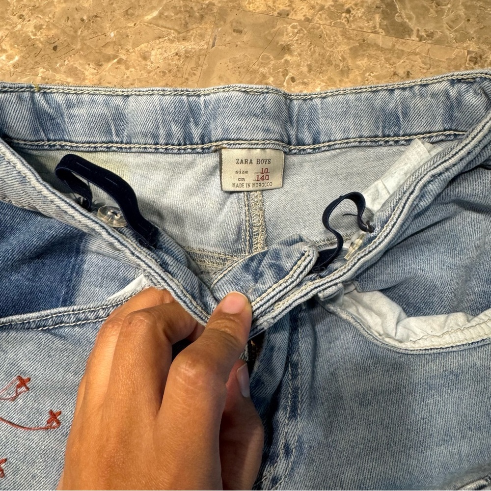 Zara boys blue denim jeans size 10
Like new condition 
Adjustable waist - Picture 4 of 8